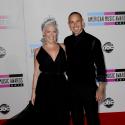 Pink : Très enceinte, elle arbore son énorme ventre comme un trophée !