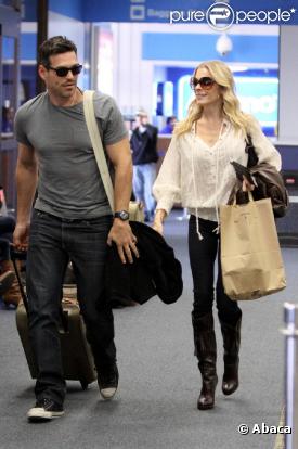 Eddie Cibrian et LeAnn Rhimes à l'aéroport de Burbank, Los Angeles, le 19 janvier 2011.