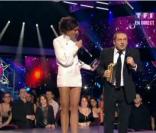 Patrick Timsit et Yelena Noah remettent le prix de l'Artiste masculin international de l'année.