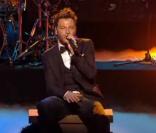 Christophe Maé interprète La Rumeur sur le plateau des NRJ Music Awards 2011, samedi 22 janvier.