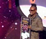 Un NRJ Music Award d'honneur et un DVD de platine sont remis à David Guetta pour l'ensemble de son oeuvre à travers la planète des mains des Black Eyed Peas.