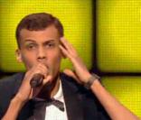 Stromae interprète  Alors on danse  sur la scène des NRJ Music Awards 2011, samedi 22 janvier.