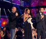 Cauet, Karine Ferri et Mustapha El Atrassi, animateurs sur NRJ, remettent le trophée du Clip de l\'année.