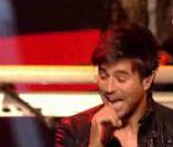 Enrique Iglesias met le feu à la scène des NRJ Music Awards 2011, avec  Baby I like it .