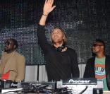 David Guetta entouré de Will.i.am et Apl.de.ap des Black Eyed Peas durant l'after-party des NRJ Music Awards 2011 au  Palm Beach de Cannes le 22 janvier 2011