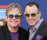 Elton John et David Furnish à l'occasion de l'avant-première de  Gnomeo et Juliette , qui s'est tenue au El Capitan Theatre d'Hollywood, à Los Angeles, le 23 janvier 2011.