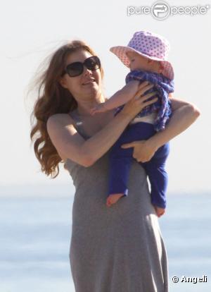 Amy Adams, son fiancé et leur fillette Aviana à la plage. Los Angeles, janvier 2011