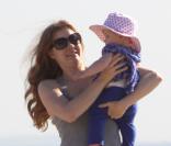 Amy Adams, son fiancé et leur fillette Aviana à la plage. Los Angeles, janvier 2011