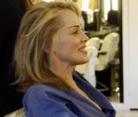 Sharon Stone dans un salon de coiffure de Beverly Hills, le 31 janvier 2011.