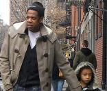 Jay-Z et son neveu Daniel, le fils de Solange Knowles, font du shopping dans Greenwich Village, le 15 janvier 2011