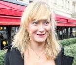 Julie Ferrier, lors de son arrivée au Fouquet's, sur les Champs-Elysées, à Paris, pour le déjeuner des nominés des César 2011, le 5 février 2011.