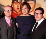 Sigourney Weaver, entourée de Simon Pegg et Nick Frost, à l'occasion de l'avant-première mondiale de  Paul , qui s'est tenue à l'Empire de Leicester Square, à Londres, le 7 février 2011.