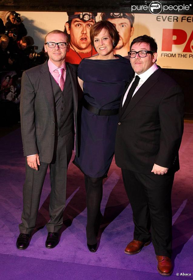 Sigourney Weaver, entourée de Simon Pegg et Nick Frost, à l'occasion de l'avant-première mondiale de  Paul , qui s'est tenue à l'Empire de Leicester Square, à Londres, le 7 février 2011.