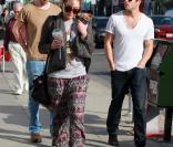 Miley Cyrus, son nouveau chéri Josh Bowman et son petit chien dans les rues de Los Angeles, le 8 février 2011 