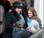 Matthieu Chedid aux obsèques de sa grand-mère Andrée, le 9 février 2011, à Paris. Sa fille Billie est à ses côtés. 