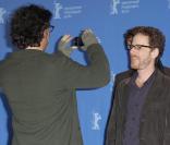 Joel et Ethan Coen lors du photocall de <em>True Grit</em>, à Berlin, qui ouvrira ce soir la 61e Berlinale, le 10 février 2011.