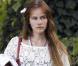 Isabel Lucas a revisité la robe blanche avec succès agrémenté d'une french touch grâce au sac twee mini de Jérôme Dreyfuss. 