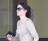 Mandy Moore retire de l'argent dans un distributeur, fin janvier 2011, à Los Angeles.