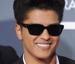 Bruno Mars pose au 53èmes Grammy Awards en février 2011 à Los Angeles