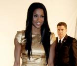 Ciara porte une robe Alexandre Vauthier et des cuissardes Louboutin à New York, le 8 décembre 2009. 
