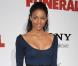 Ciara porte une robe moulante bleu marine à Los Angeles, le 12 avril 2010.