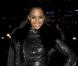 Ciara porte un manteau en cuir révélant ses jambes à New York, le 16 octobre 2010.