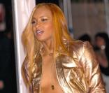 Ciara porte une simple veste dorée à Cannes, le 22 janvier 2005. 