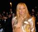 Ciara porte une simple veste dorée à Cannes, le 22 janvier 2005.