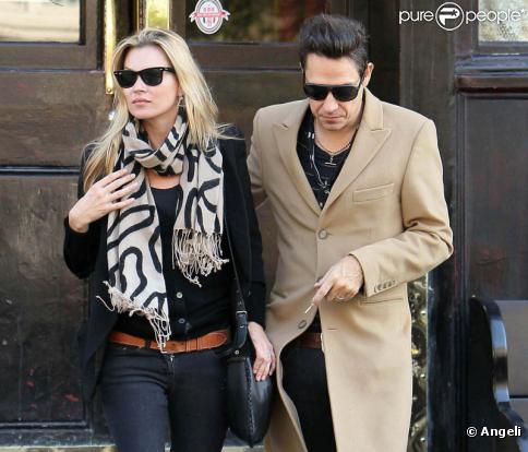 Kate Moss et son fiancé Jamie Hince à Londres en octobre 2010 
