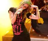 Avril Lavigne se produit sur la scène centrale du Festival de San Remo (Italie), samedi 19 février.