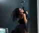 Natalia Kills, la bomba latina anglaise de l'électropop, est totalement armée pour réussir son offensive de charme sur la scène musicale, avec l'album  Perfectionnist  et le single  Mirrors .