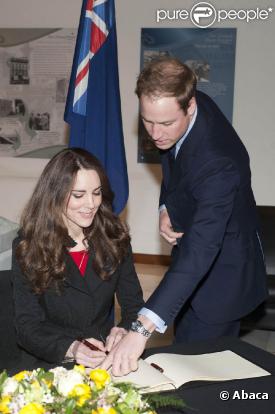 Le prince William et Kate Middleton, accompagnés du prince Harry, signent le livre de condoléances à la mémoire des victimes du tremblement de terre survenu en Nouvelle-Zélande, le 25 février 2011, à Londres.