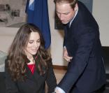 Le prince William et Kate Middleton, accompagnés du prince Harry, signent le livre de condoléances à la mémoire des victimes du tremblement de terre survenu en Nouvelle-Zélande, le 25 février 2011, à Londres.