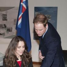 Le prince William et Kate Middleton, accompagnés du prince Harry, signent le livre de condoléances à la mémoire des victimes du tremblement de terre survenu en Nouvelle-Zélande, le 25 février 2011, à Londres.