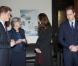 Le prince William et Kate Middleton, accompagnés du prince Harry, signent le livre de condoléances à la mémoire des victimes du tremblement de terre survenu en Nouvelle-Zélande, le 25 février 2011, à Londres.