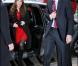 Le prince William et Kate Middleton, accompagnés du prince Harry,  signent le livre de condoléances à la mémoire des victimes du  tremblement de terre survenu en Nouvelle-Zélande, le 25 février 2011, à  Londres.