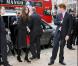 Le prince William et Kate Middleton, accompagnés du prince Harry,  signent le livre de condoléances à la mémoire des victimes du  tremblement de terre survenu en Nouvelle-Zélande, le 25 février 2011, à  Londres.