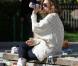 Jessica Alba, son mari Cash Warren et leur fille Honor, se détendent dans un parc de Beverly Hills le 20 février 2011