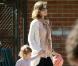 Jessica Alba, son mari Cash Warren et leur fille Honor, se détendent dans un parc de Beverly Hills le 20 février 2011