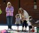 Jessica Alba, son mari Cash Warren et leur fille Honor, se détendent dans un parc de Beverly Hills le 20 février 2011