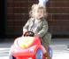 Jessica Alba, son mari Cash Warren et leur fille Honor, se détendent dans un parc de Beverly Hills le 20 février 2011
