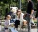 Jessica Alba, son mari Cash Warren et leur fille Honor, se détendent dans un parc de Beverly Hills le 20 février 2011
