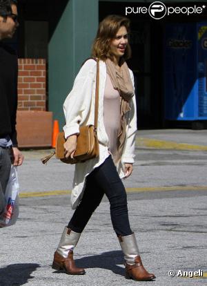 Jessica Alba, son mari Cash Warren et leur fille Honor, se détendent dans un parc de Beverly Hills le 20 février 2011