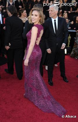 http://static1.purepeople.com/articles/2/74/91/2/@/568731-scarlett-johansson-lors-de-son-arrivee-0x414-3.jpg