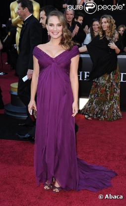 http://static1.purepeople.com/articles/2/74/91/2/@/568745-natalie-portman-lors-de-son-arrivee-a-0x414-2.jpg