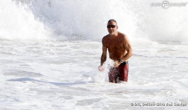 Christian Audigier au Brésil, à la plage de Rio de Janeiro, le 26 février 2011