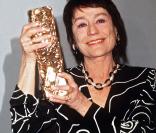 Annie Girardot montrant son César de la meilleure actrice dans un second rôle pour Les Misérables en 1996 