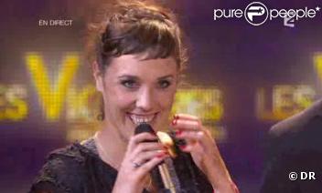 Zaz reçoit la Victoire de la Chanson originale de l'année, remise par le public via les votes téléphone-SMS, pour le titre  Je veux , lors de la seconde moitié des Victoires de la Musique 2011, mardi 1er mars sur France 2.