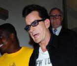 Charlie Sheen à la sortie de CNN, Los Angeles, le 28 février 2011