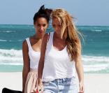Leona Lewis et une amie à Miami, le 3 mars 2011.